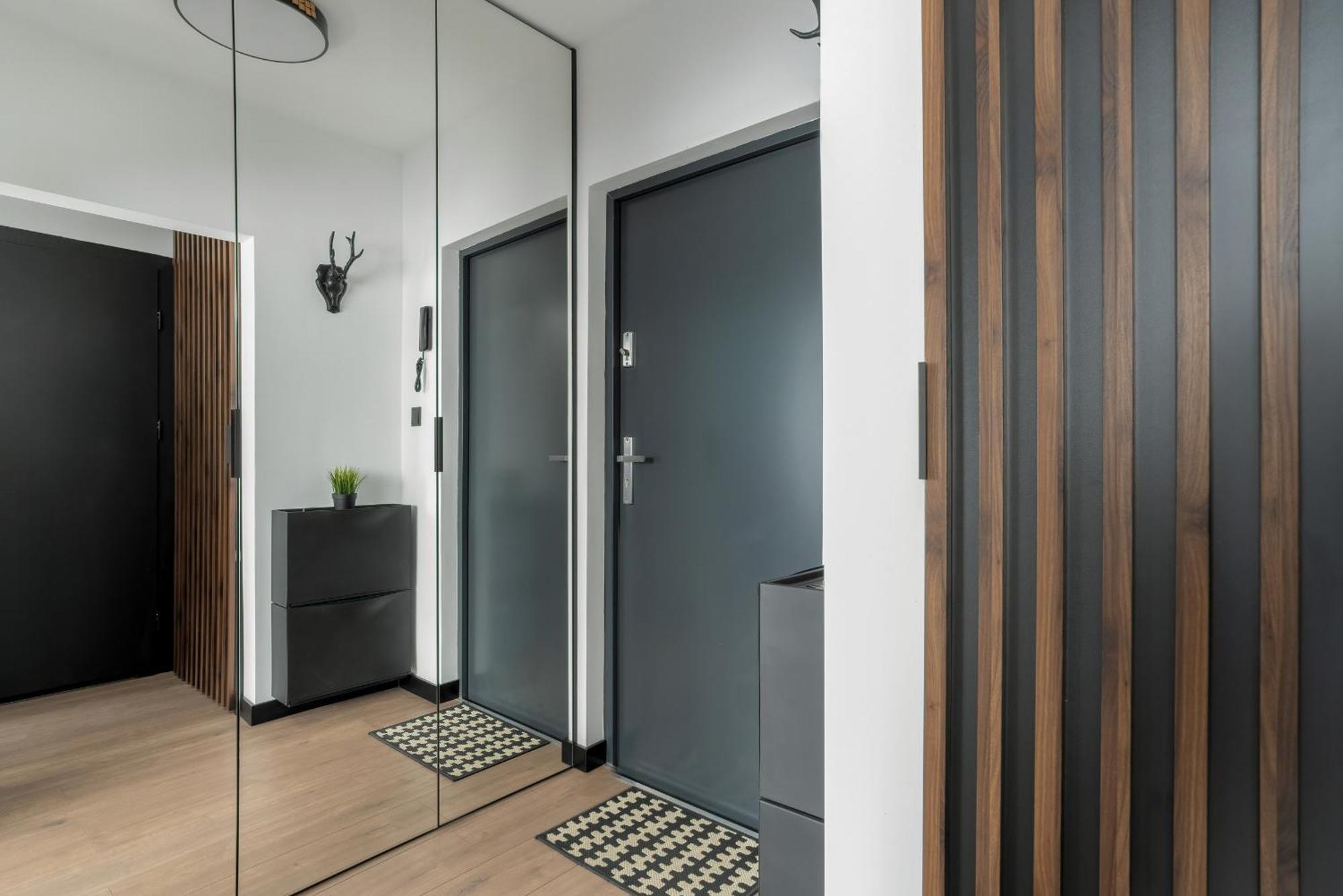 Spacious In A Quiet Area Of By Renters *